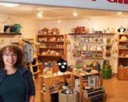 A gift shop is also located in the garden from where you can buy gardening books, local crafts, and other memorable gifts that makes you remember your